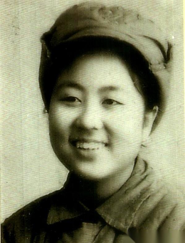1951年，朝鲜，一个叫曾皖筠的重庆姑娘，17岁。她当时在野战医院，接到一个命