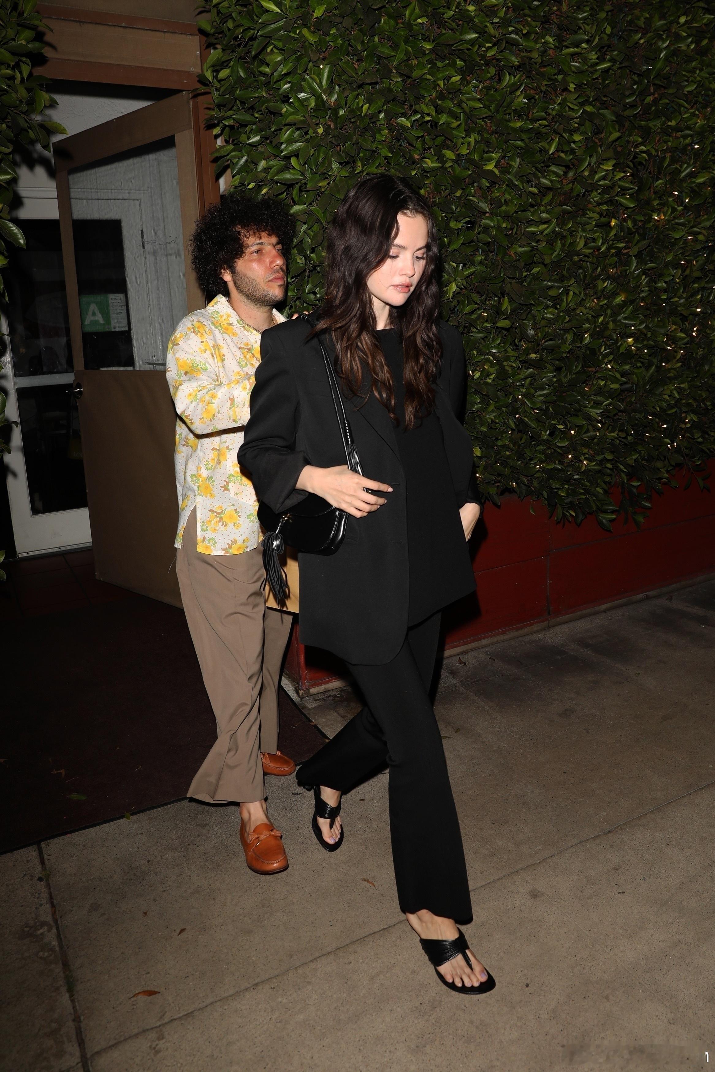 SelenaGomez赛琳娜戈麦斯和未婚夫Bennyblanco在圣莫尼卡外