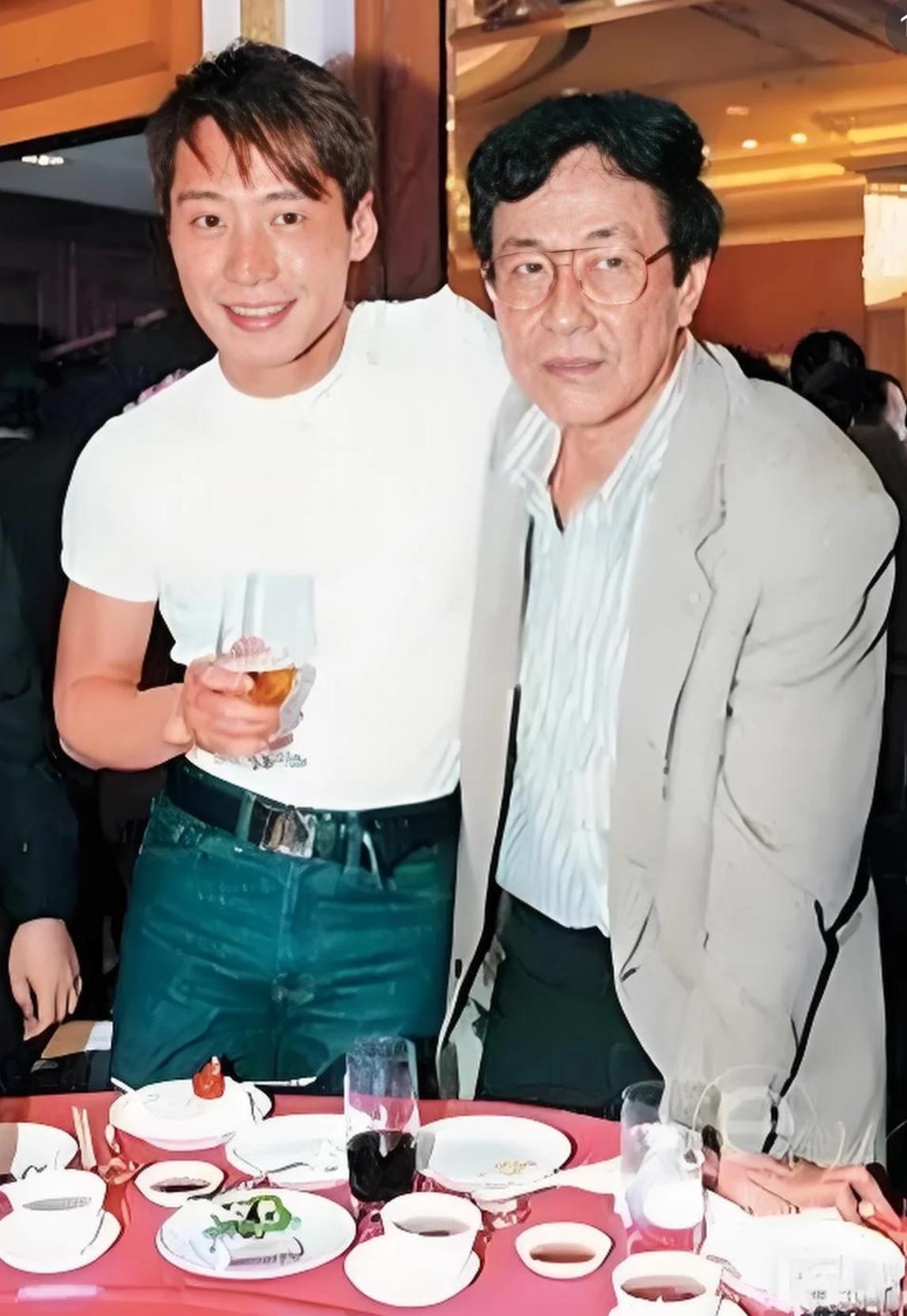 黎明很像他父亲可是气质不一样，他父亲一看是南洋华侨，有棕榈树和椰子的感觉，老钱家
