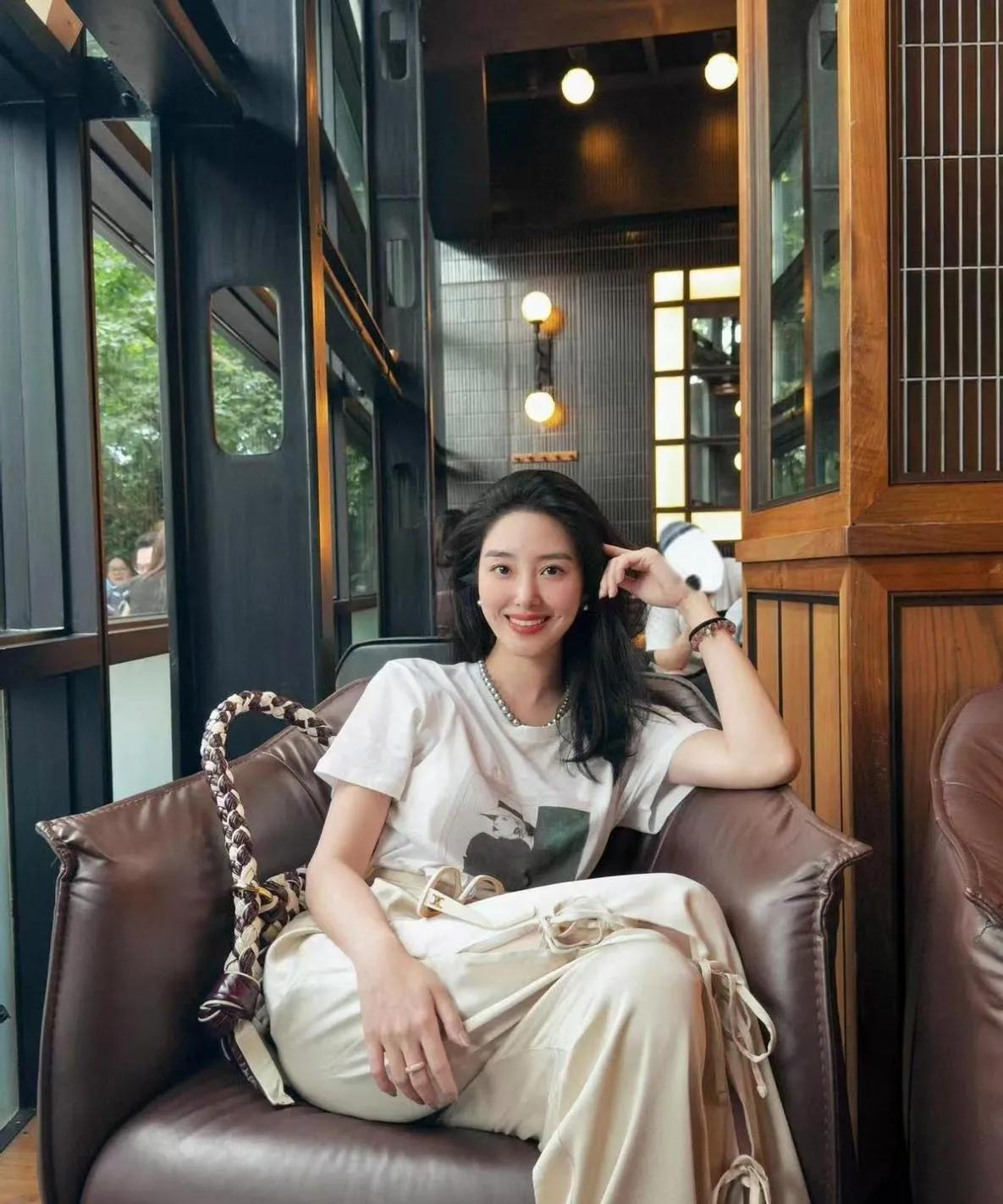 ✨杨采钰的私服穿搭，真的把松弛感玩明白了！简单的印花白T+杏色阔腿裤，没有多余