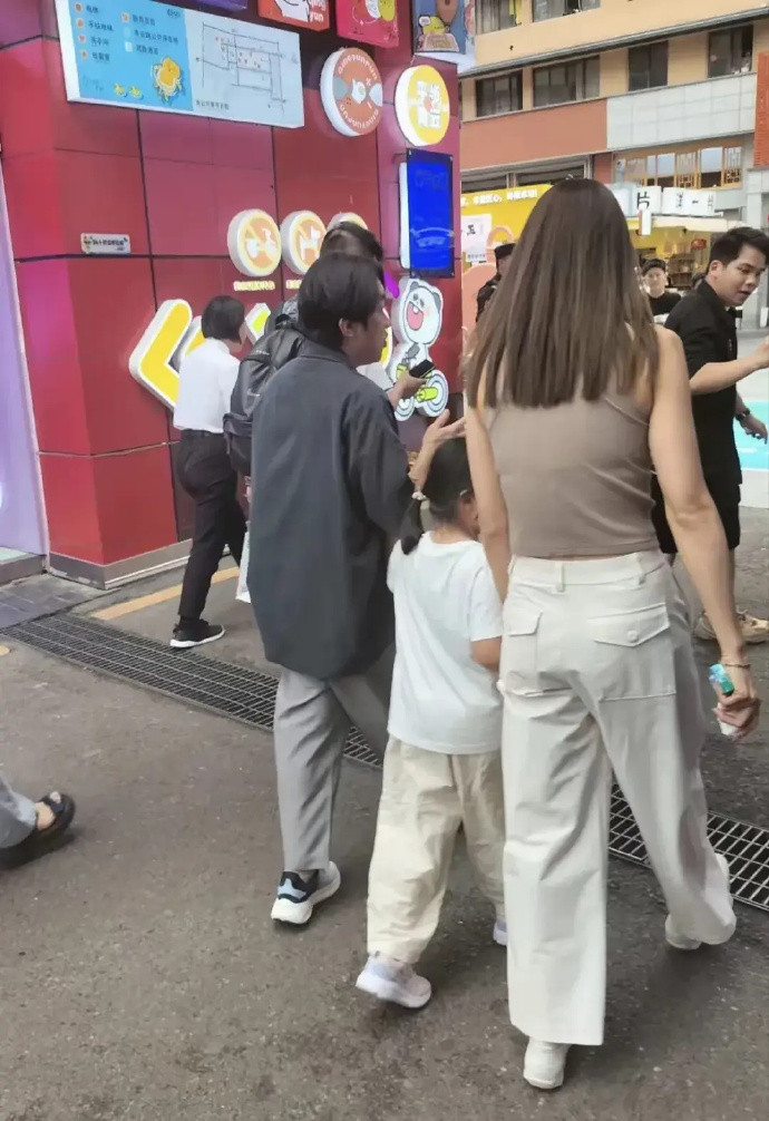 王祖蓝和家人到贵州旅游，李亚男穿衣打扮时尚，身材超好像模特儿，女儿长的像爸爸！