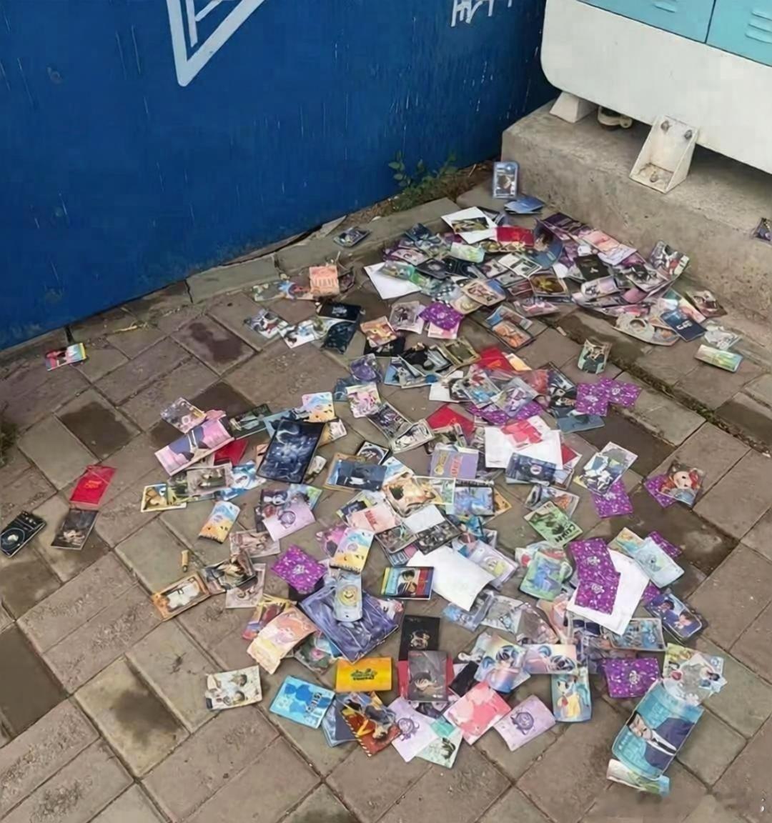 好想捡，就是不好意思蹲下去。