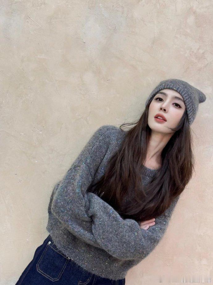 娜扎要穿厚厚的哦娜扎穿上厚衣服还是那么好看，颜值果然经得住考验。咱也赶紧把保暖