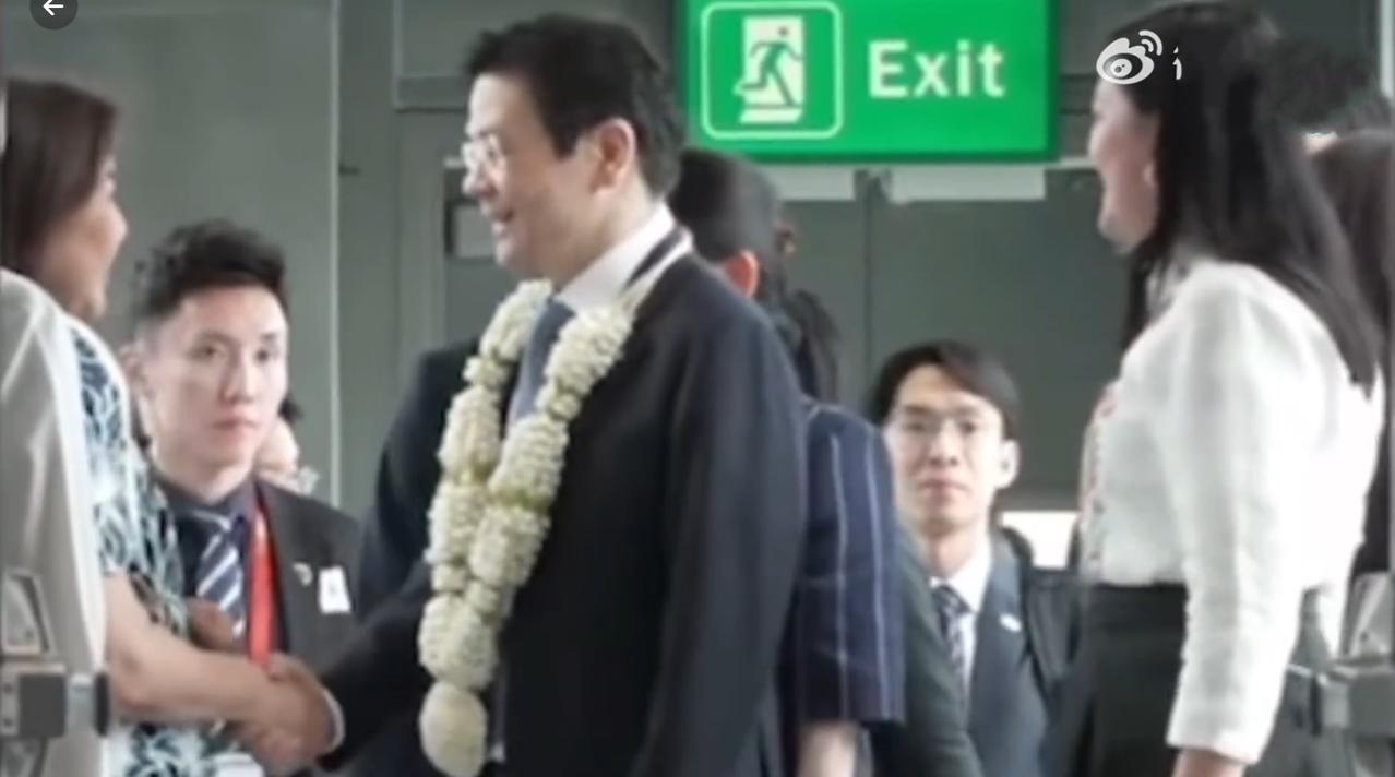 5月7日新加坡总理黄循财抵达菲律宾参加东盟峰会；他穿着西服系着领带，一身正装尽显