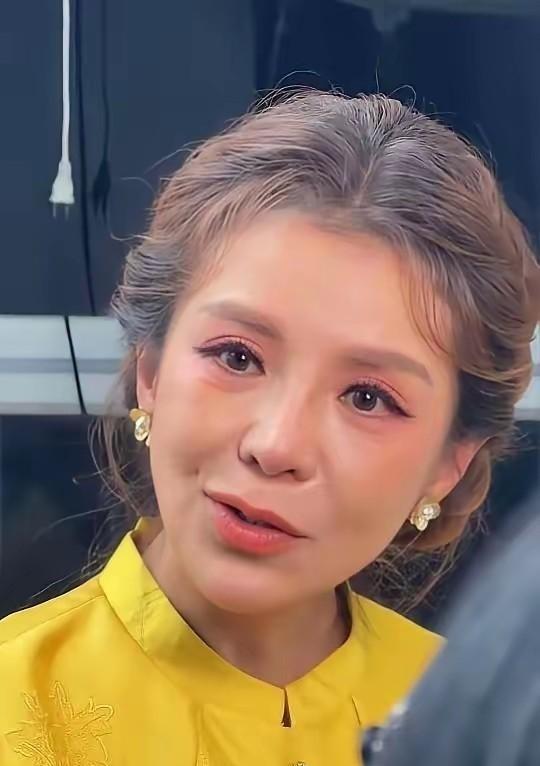 朱迅把癌症活成了连续剧。17年前切掉甲状腺，她没退休，反而把药盒塞进化妆包，水肿