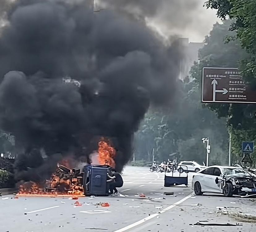 车都烧成这样了，里面竟然有人黑衣男子冒着大火从车里拉出一个人，司机伤得不轻，腿