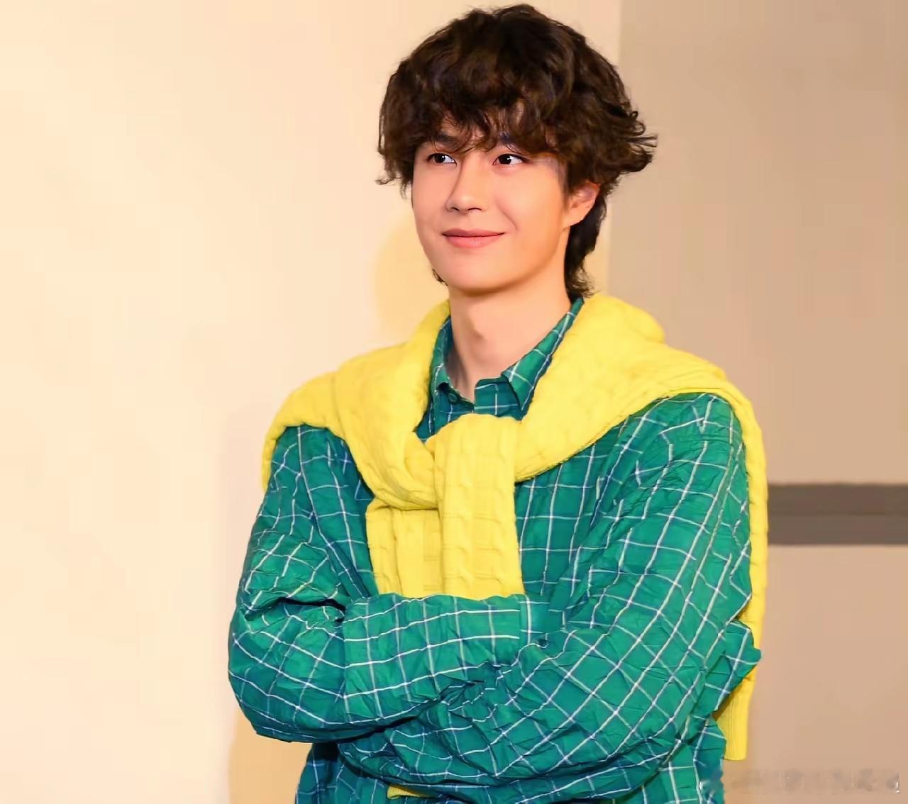 别人都在拼命抢资源王一博却主动躺平杜华拿他都没招了，连续500多天没拍戏，跑去拍