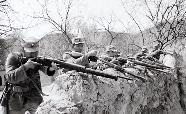 抗日烽火中，一个戴着眼镜、身形瘦小的身影，在炊事班默默忙碌。谁能想到，这个看似文