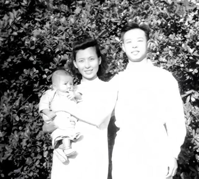 1949年秋冬，国民党退守台湾，情报争夺进入白热化。万景光作为华东局驻港负责人，