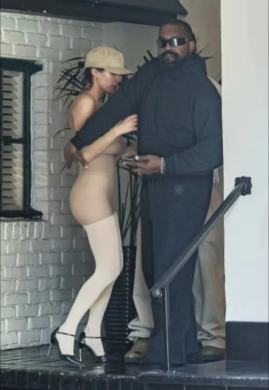 侃爷，也是护妻狂魔啊，看到别人拍照，护着自己的老婆，安全感满满[呲牙笑]