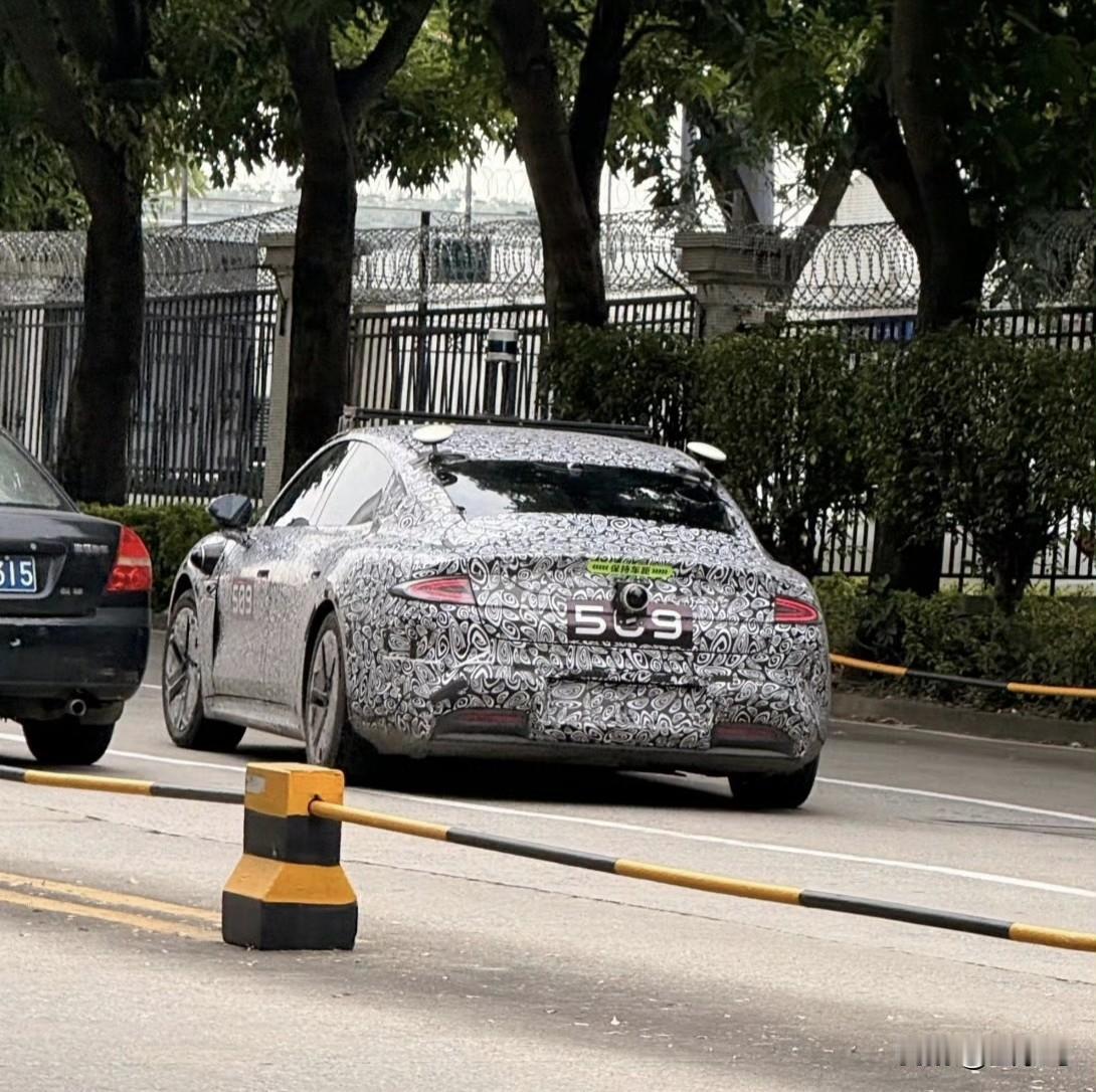 小米SU7改款也要来了，2年一换代，非常健康。第一代截止25年10月，销量已破3