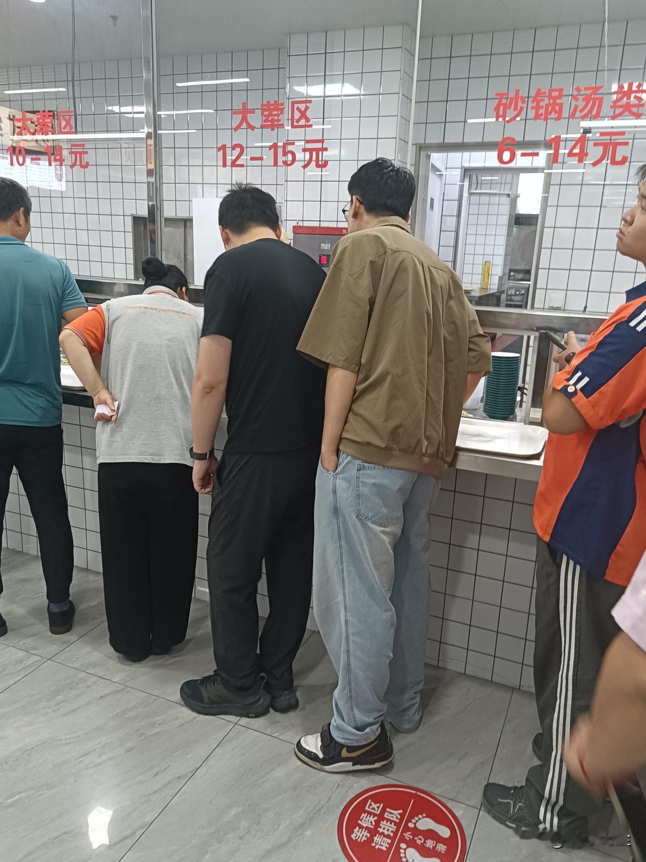 以前这里饭菜，人很少，换了老板，现在虽然米饭涨了5毛，但是人人还是多了，现在菜味