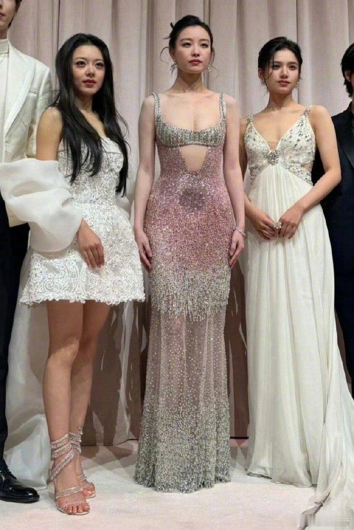 年轻在气质面前真的是一文不值！[墨镜]​​​