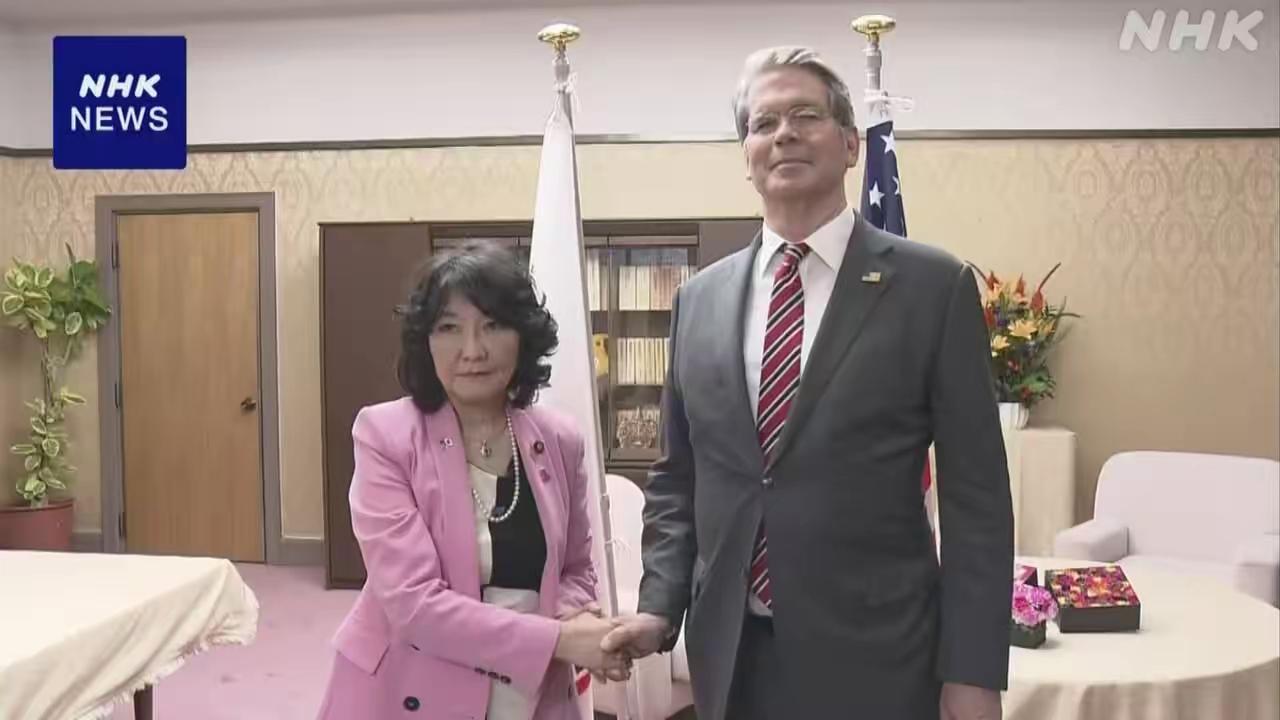 别看官方新闻稿了,美日会谈的精髓,全在一张照片里。你看美国那位财长贝森特,那