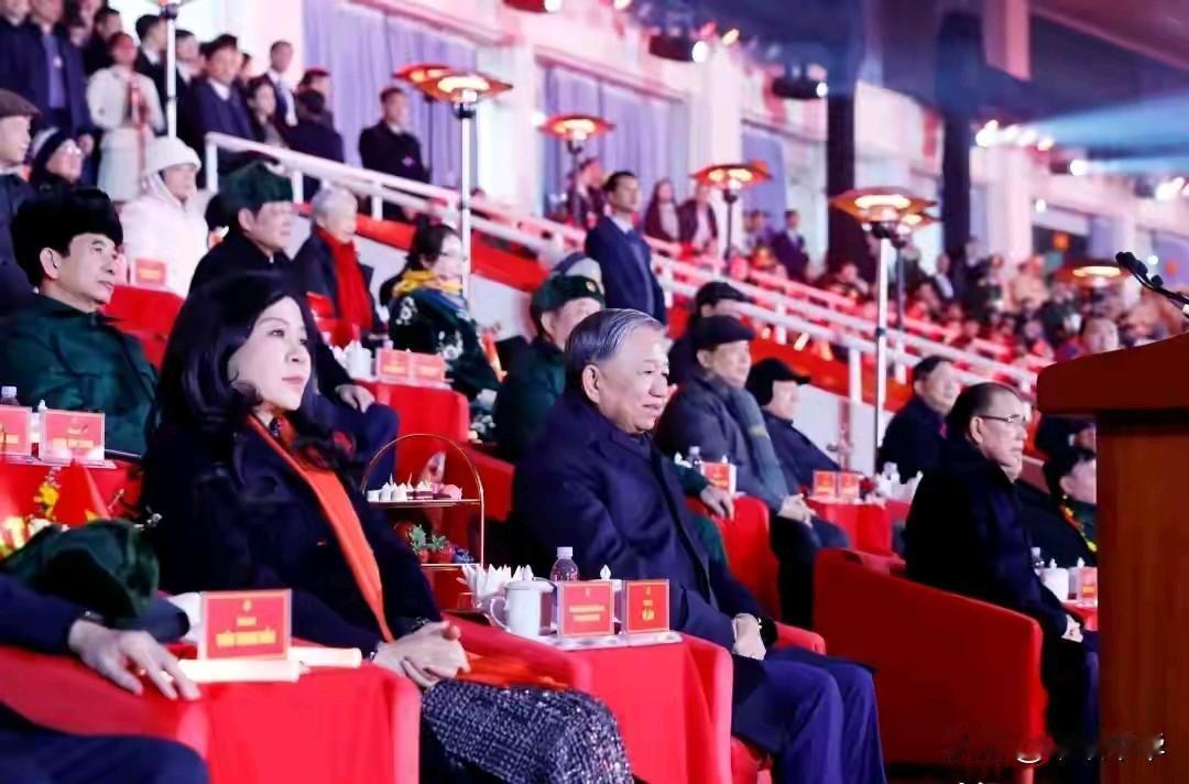 从淡定从容的吴芳璃身上可以看出，她和苏林的结合是属于“不是一家人不进一家门”，苏