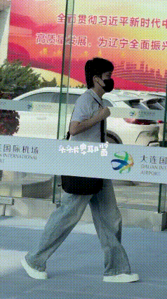 乒超第一阶段结束，王楚钦和魏桥队友赶早班机飞北京。第二阶段在雄安，应该是无缝