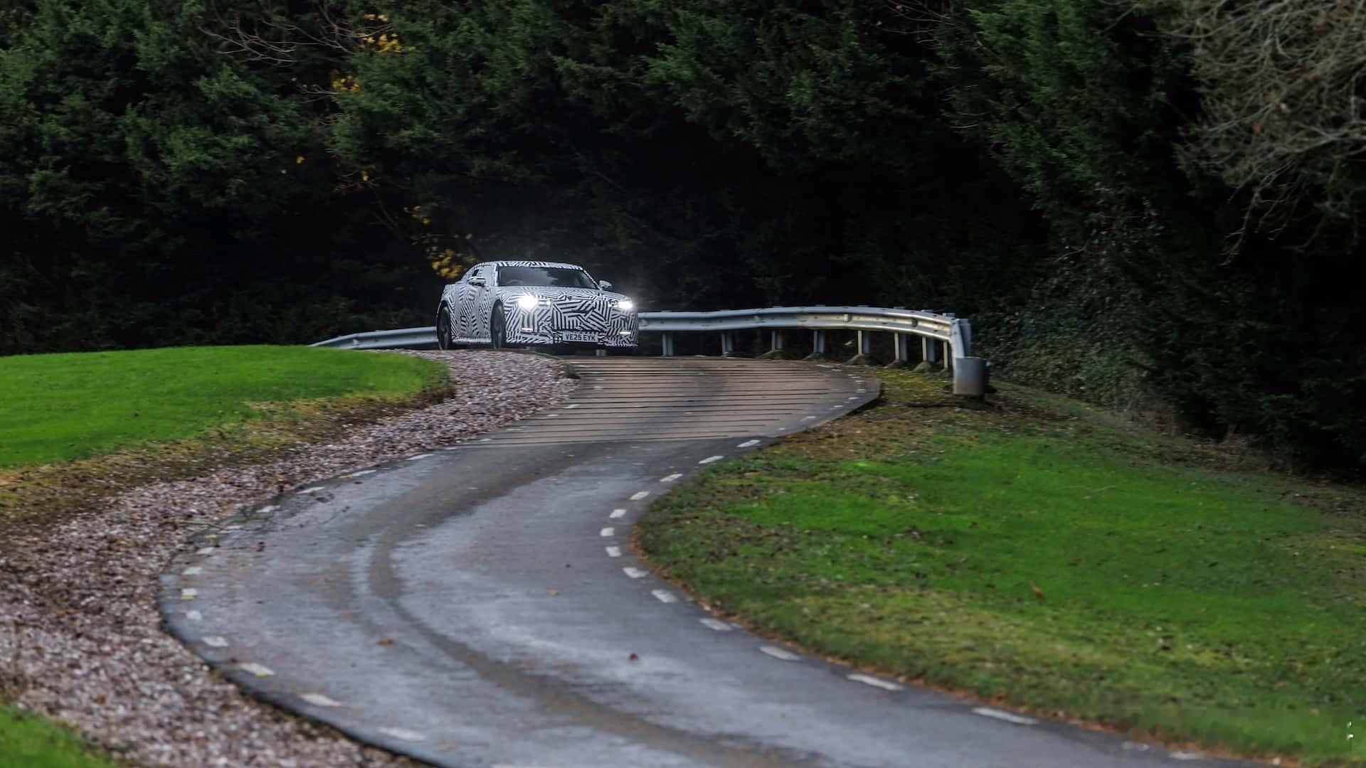 汽车的超现实主义照进现实，捷豹的电动车在跑了和当时的概念车轮廊不是一个样吗？很期