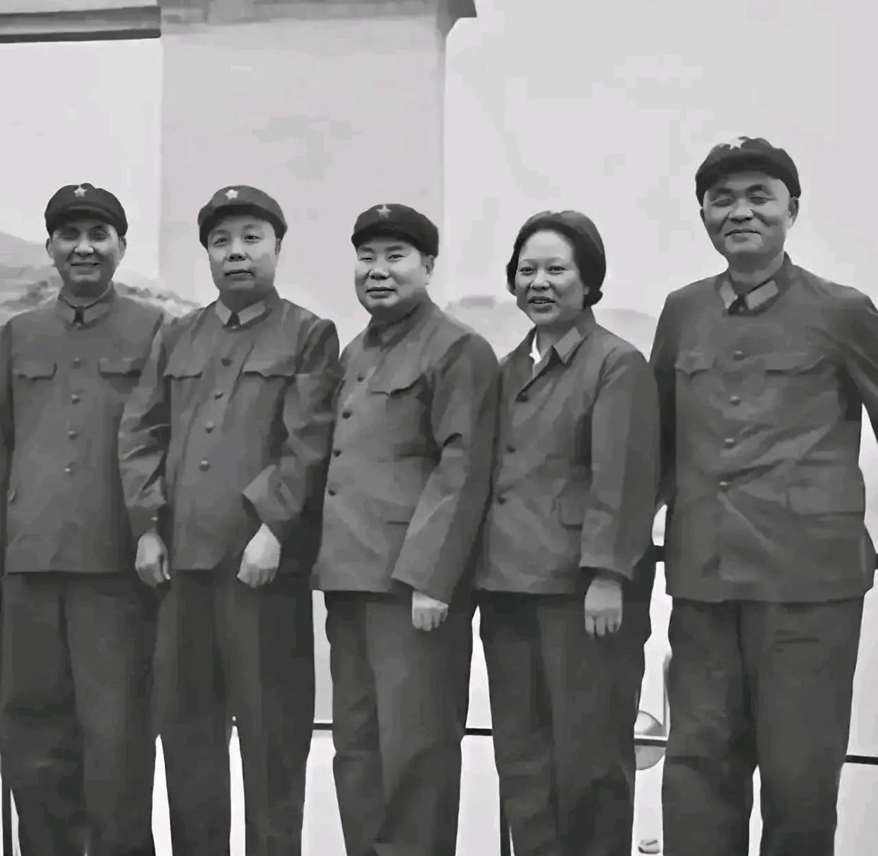 45年前刘家峡水库的珍贵合影！杨得志携杨勇等5位开国将领同框，见证我军现代化关键