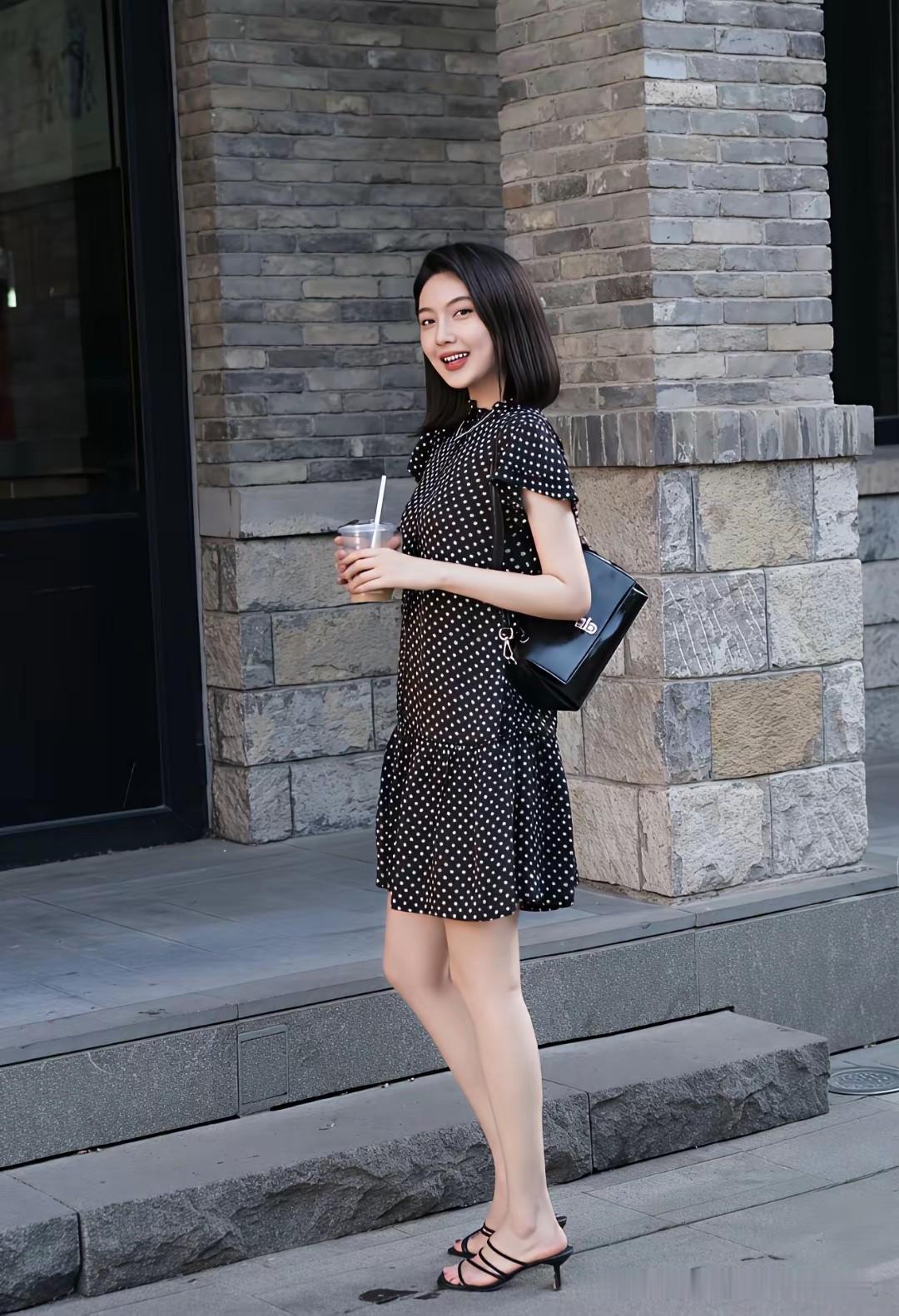 夏日衣柜里，总少不了一条温柔又复古的波点连衣裙。