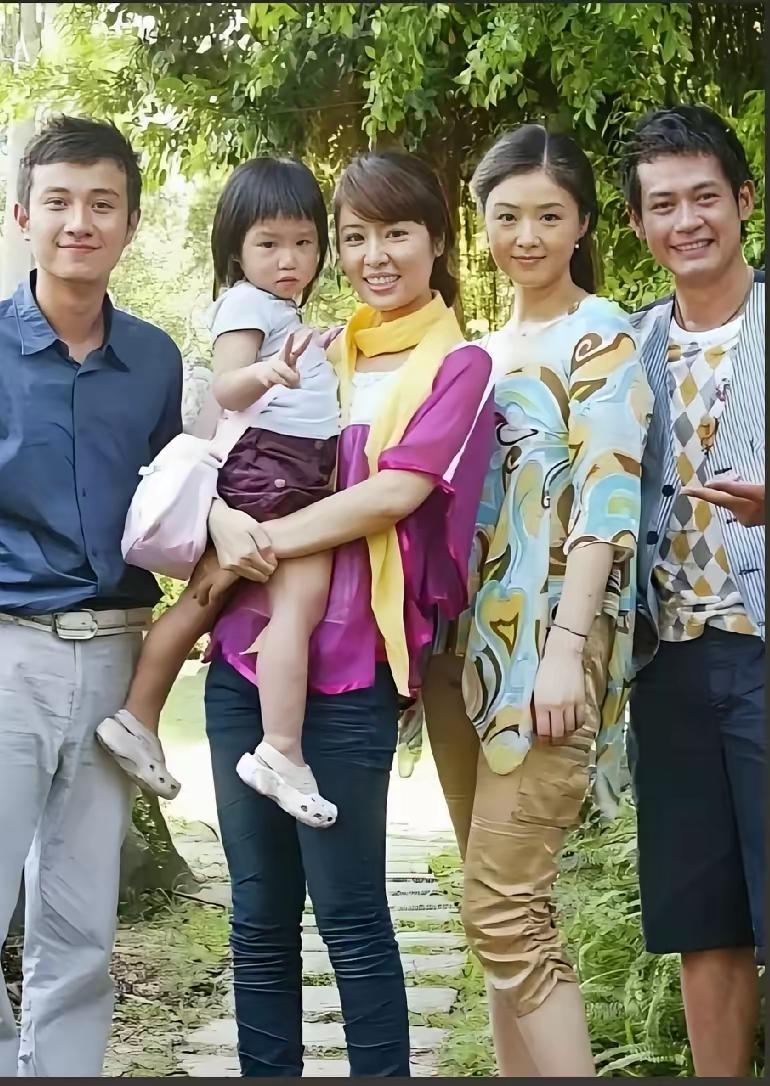 文章，林心如，蒋欣只认得这几个，另一个男的和小女孩不认识，你能全部认出来吗？