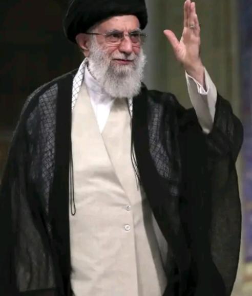 哈梅内伊很多亲属都遇害了，除了他，他的女儿，女婿，儿媳，孙女，在同一天空袭遇害，