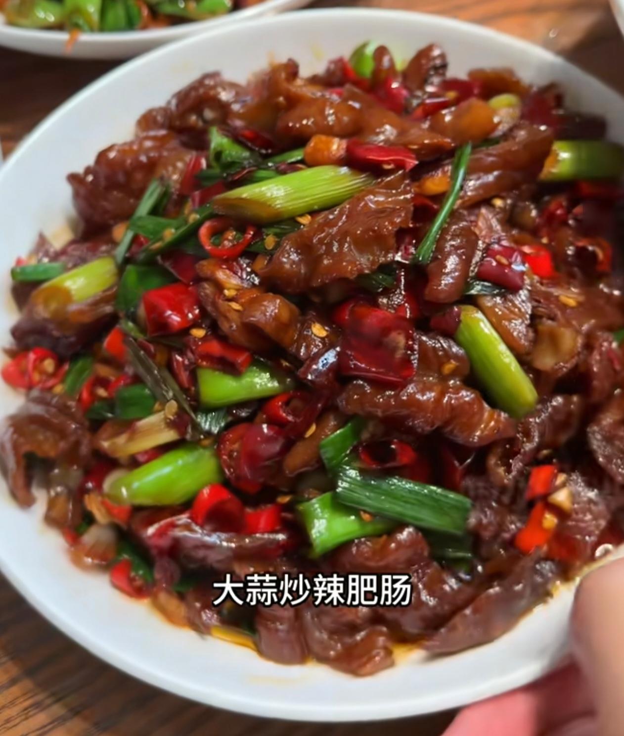 嘴里发苦没滋味，婆婆特意做了一桌香辣家常菜。爆辣肥肠油润爆汁，水煮鱼片红油鲜