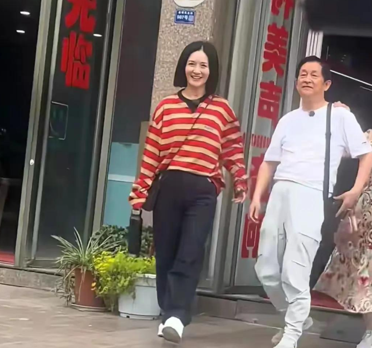 谢娜回四川老家陪父母，打扮土气，小肚子突出，素颜很憔悴