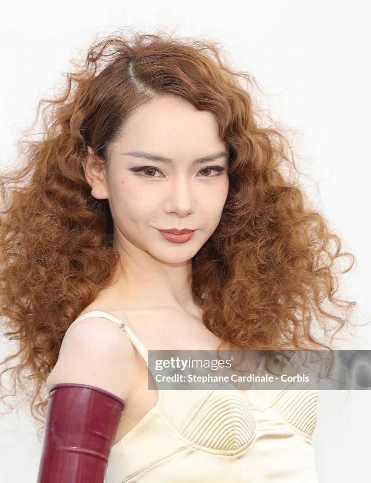 戚薇这医美过度的脸，真的很令人一言难尽啊！想当初她早期颜值，虽然不是盛世美颜，