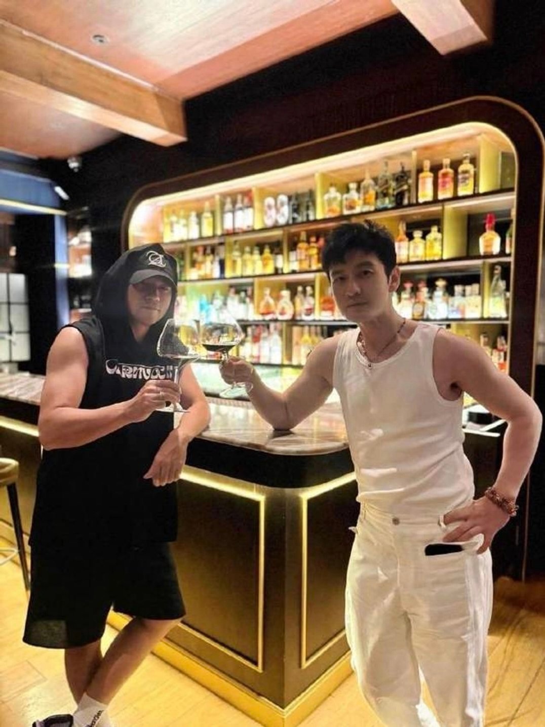 周杰伦与黄晓明合照秀肌肉，黄晓明：周董这手臂肌肉确实牛一张酒吧合照，意外让两位华
