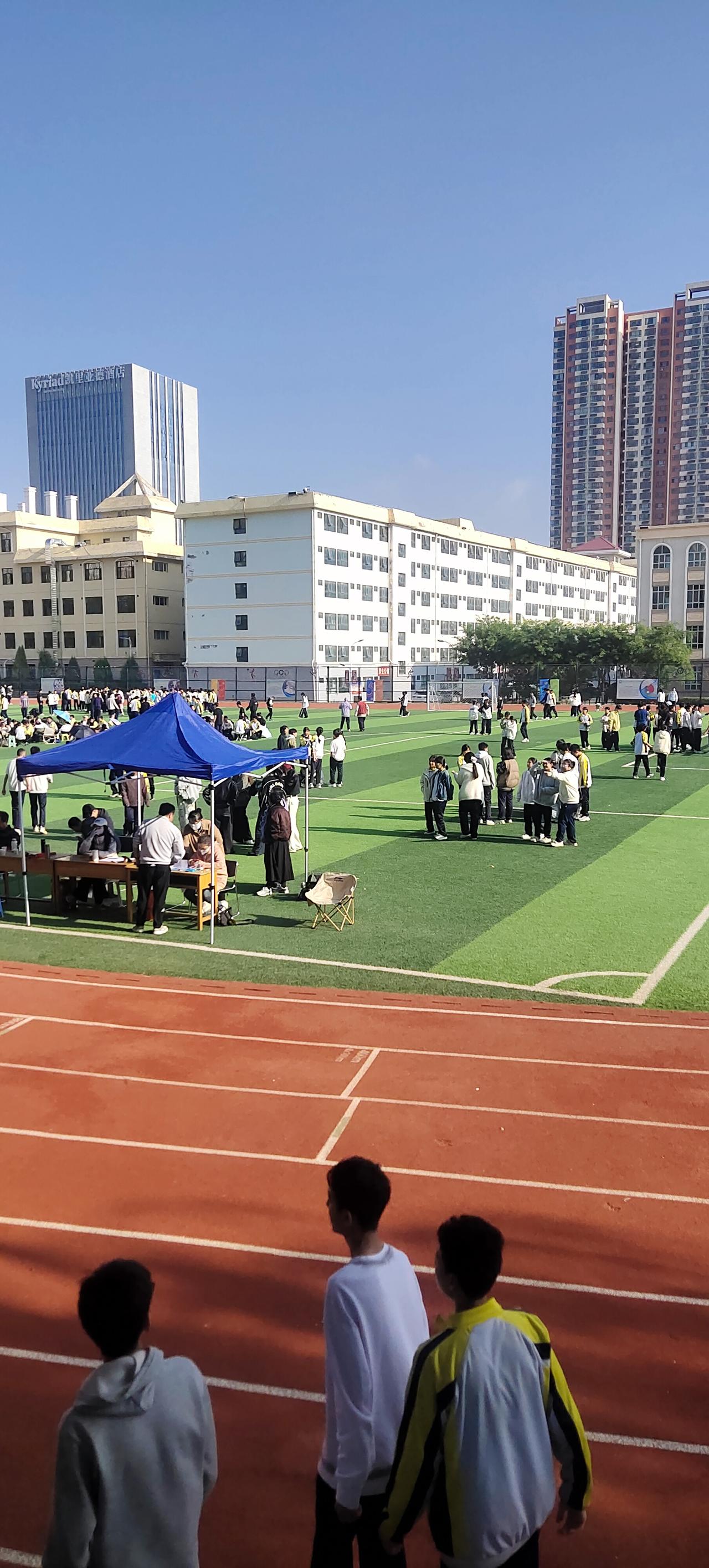 这是家附近的一所职业中专学校。今天他们开运动会。看着这些稚气未脱的孩子，外表上他