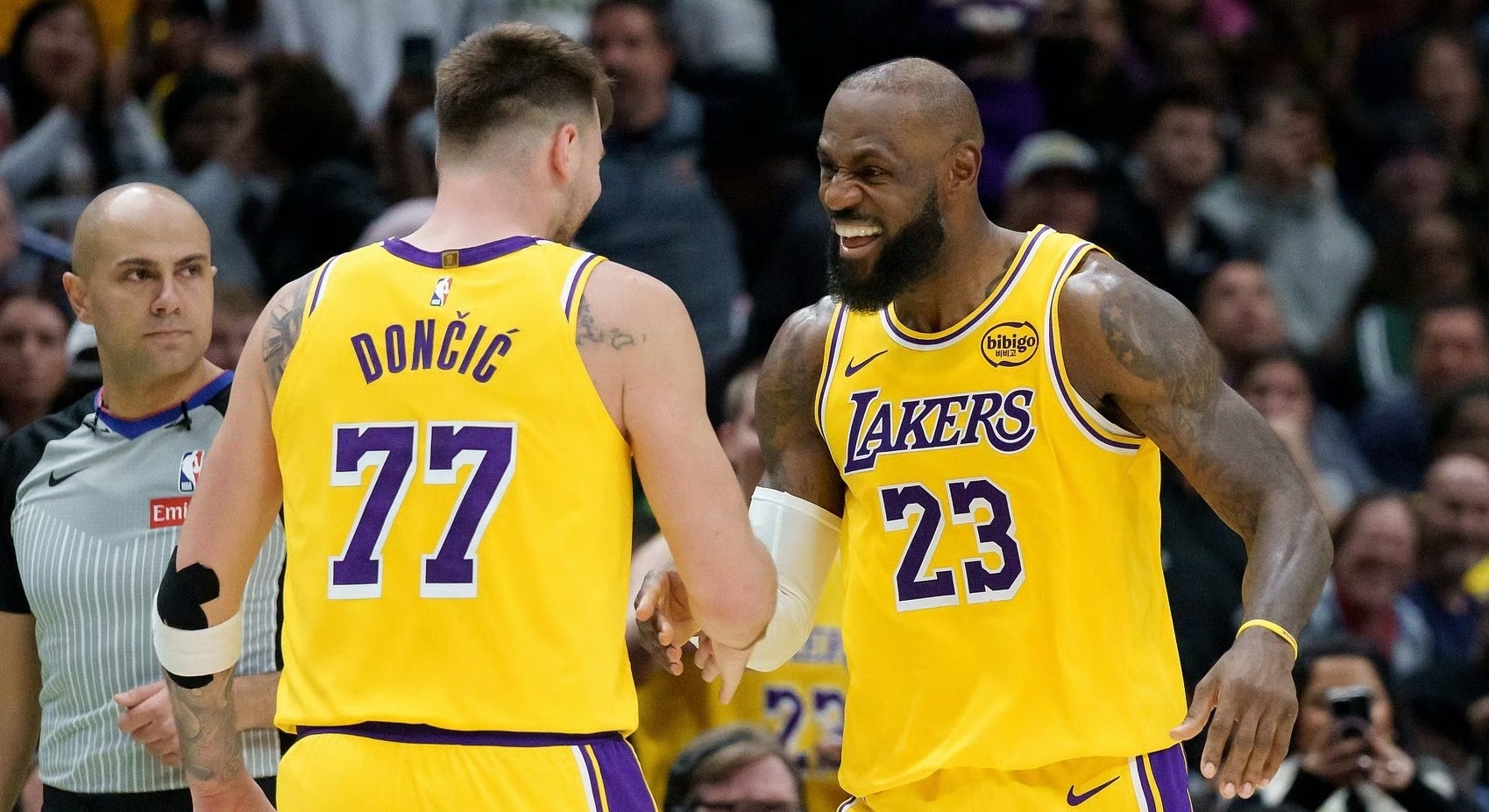 回看这一年。在得到东契奇后，湖人第一时间交易马威又退货；在自由市场裸签艾顿、斯玛