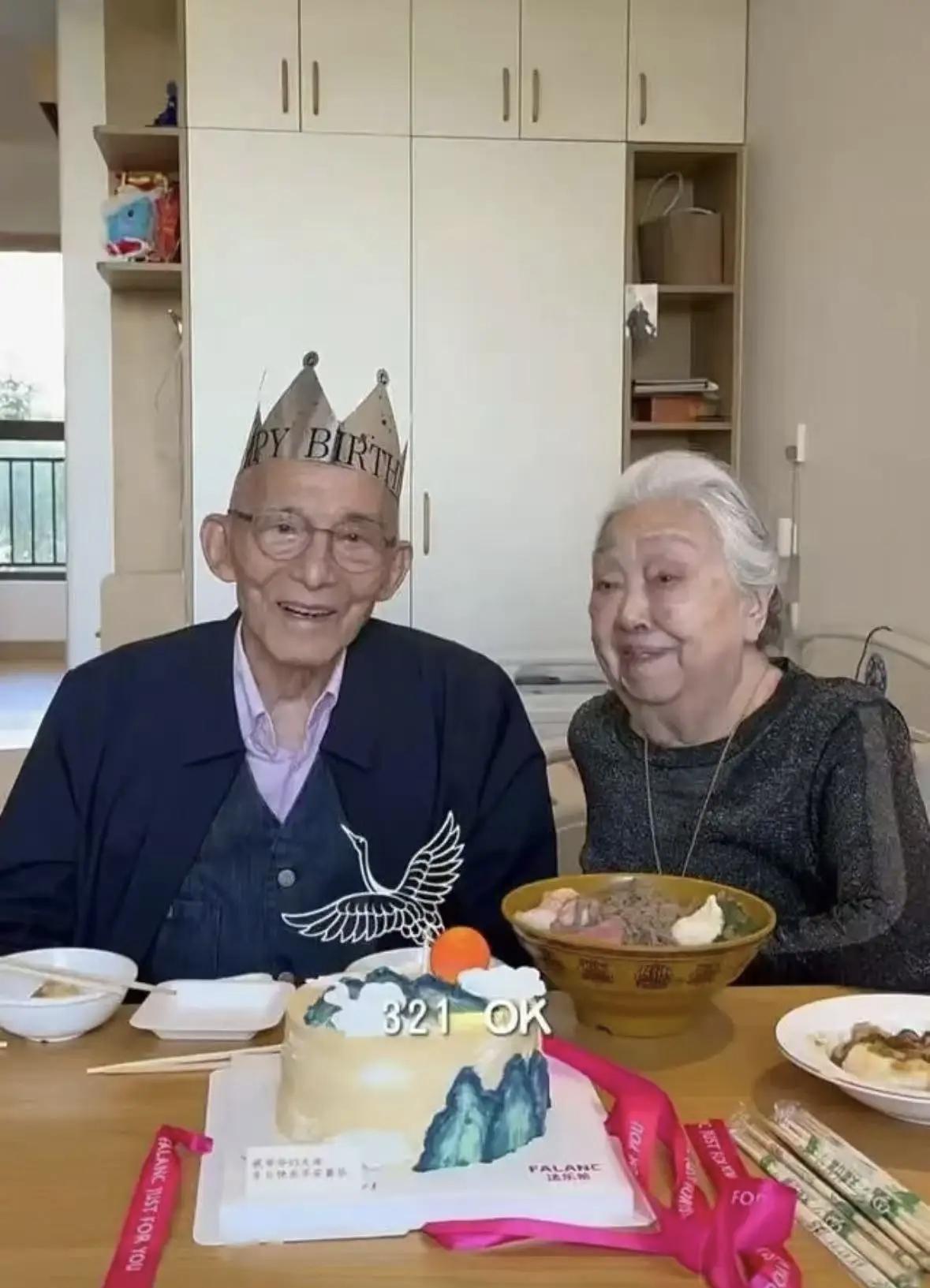 游本昌以前过生日真的挺被家里人重视的，他是老人，还是过了80岁的老人，其实吃不