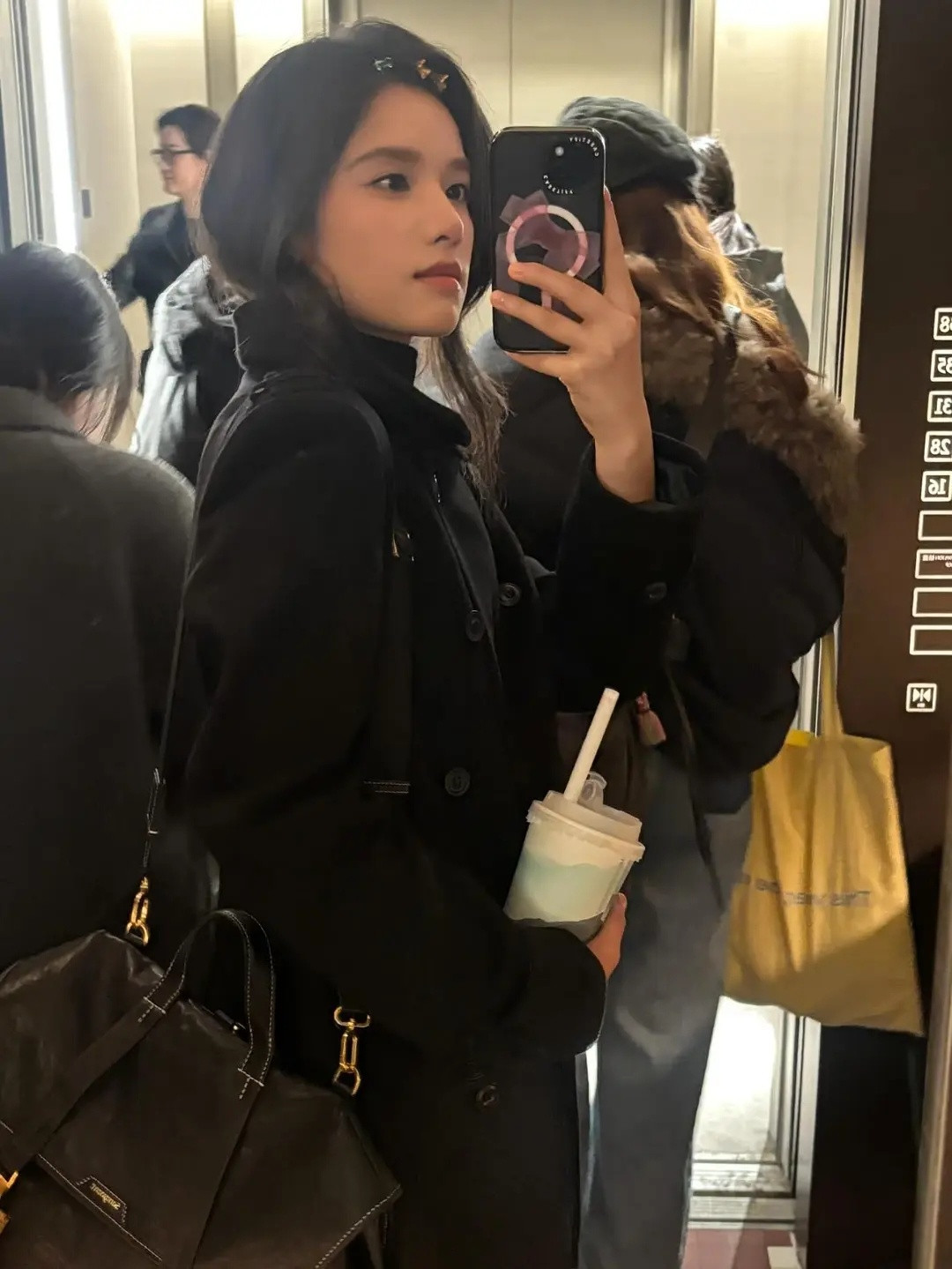 张婧仪品味很不错啊，日常穿搭很潮