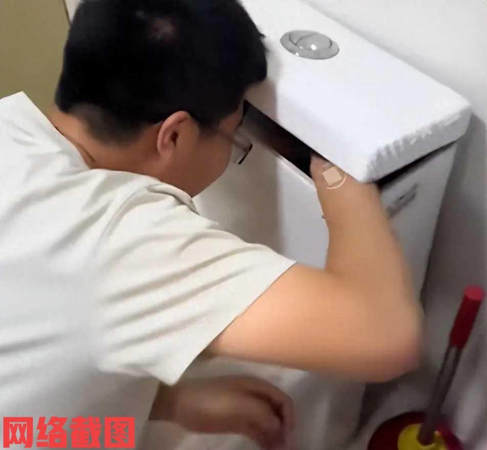 河北廊坊有男子在外喝酒喝迷糊。此刻男子回到家里后没有如别人倒头就睡，而是面对