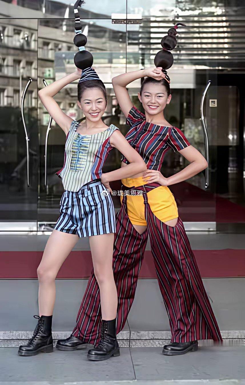 不得不说大小S从小到大都很阳光原生家庭并不好但妈妈已经是极尽所能去培养她们​​