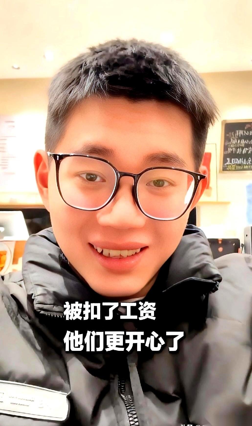 我们老板最近想了个招，自己都觉得自己挺不是个东西的。淡季生意差，他说，干脆每人