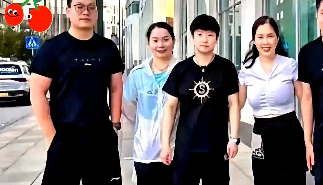 7比10落后，孙颖莎抬头那一下，看台里何卓佳举左手，一秒就把暗号拍出来。