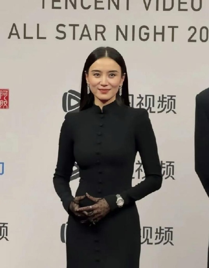 45岁的金鸡影后宋佳亮相海口星光大赏红毯，气场全开。身高170cm的她以一袭立领