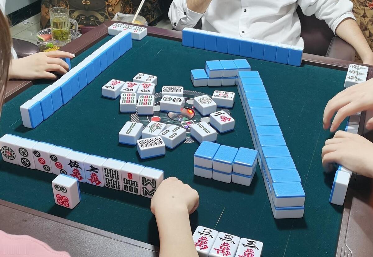 广西钦州，一男子开了家台球俱乐部，他发现男子任某爱打麻将，还有钱，就找了3个人做