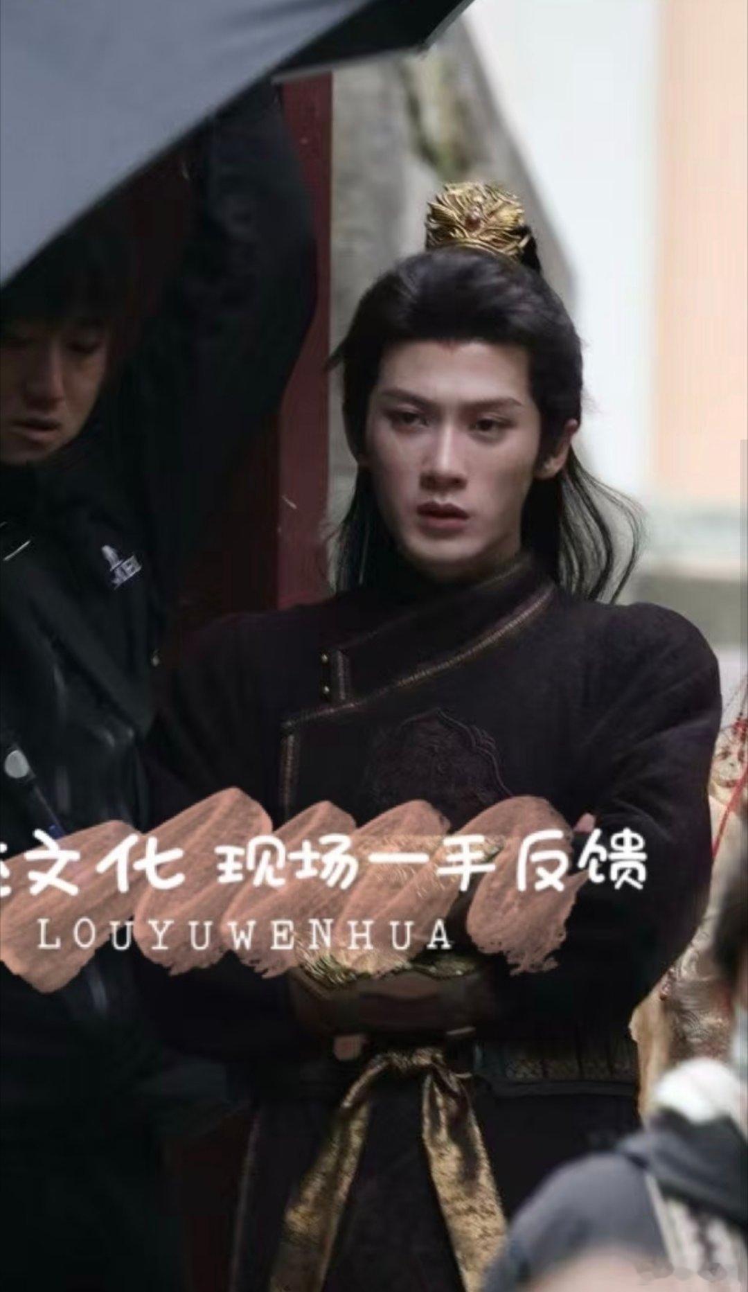 檀健次《何不同舟渡》路透生图，感觉他又瘦了。他跟田栩宁两个人，现代装两模两样。但