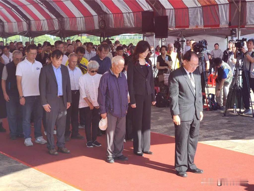 老蓝男蔡正元破防！国民党主席郑丽文参加秋祭活动，慰问受难者家属，寄托哀思。一件合