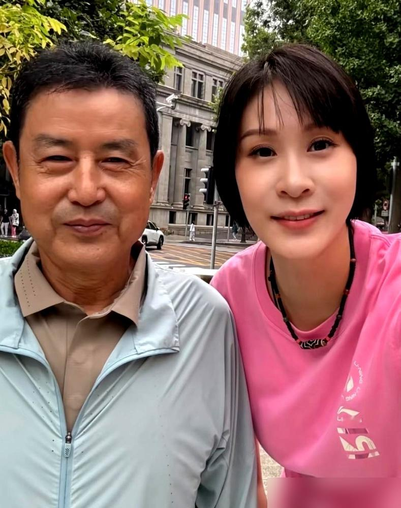 什么？陈忠和给泰国女排颁冠军奖？2026年女排亚锦赛领奖台这幕，直接戳中全网。他昔日爱徒冯坤，正站在