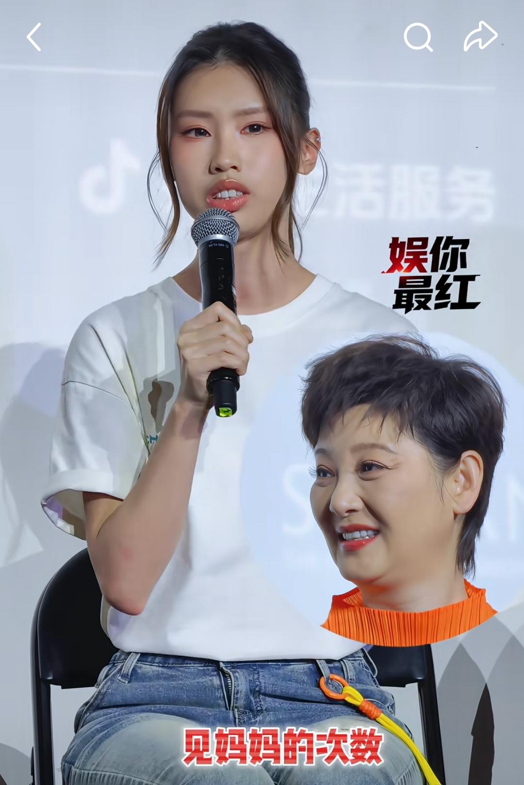 孩子在台上讲话，徐帆老师在台下看着女儿的那温柔眼神比亲妈看着还亲！虽然说孩子不