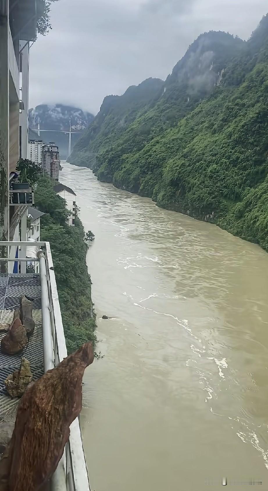 乌江边上的房子，看着有点惊险，有点担心地基下沉，一旦地基承载力不行了，就会导致房