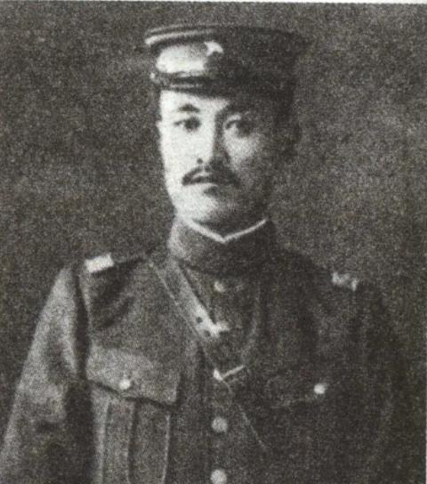 1925，郭松龄起兵反奉时，下令将拒绝参与的四个师长及三十多个军官枪决，经人劝阻