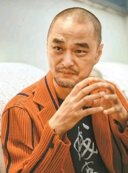 学医8年的冯唐说了一句荒谬的话：“我就是好色，我当妇科医生，我能光明正大地看女人