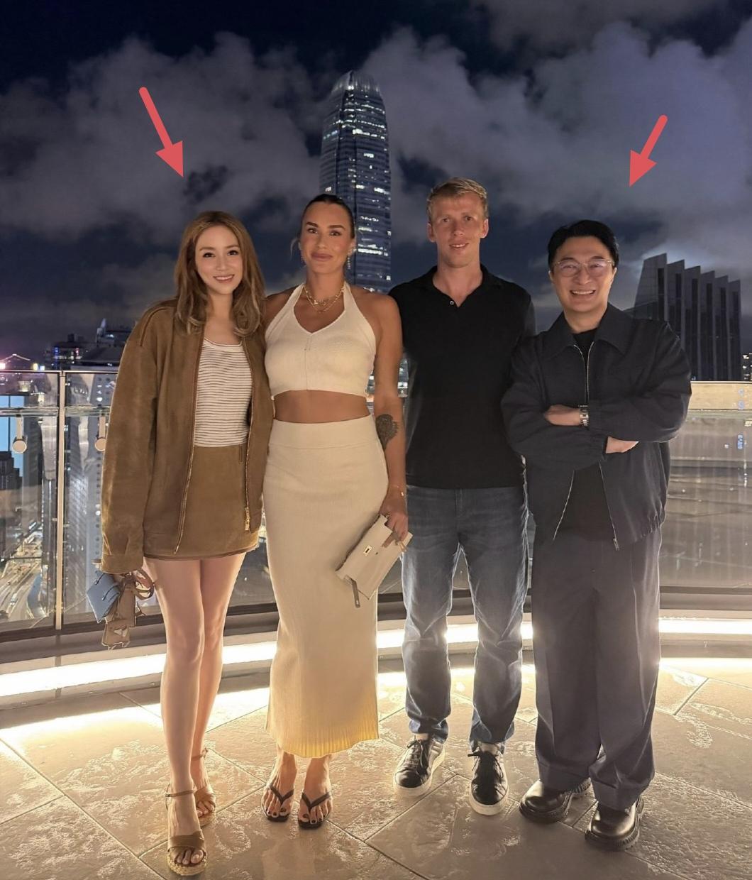 千亿媳妇徐子淇和老公李家诚罕见同框，夫妻俩和朋友一起聚餐喝酒，到天台欣赏夜景，充