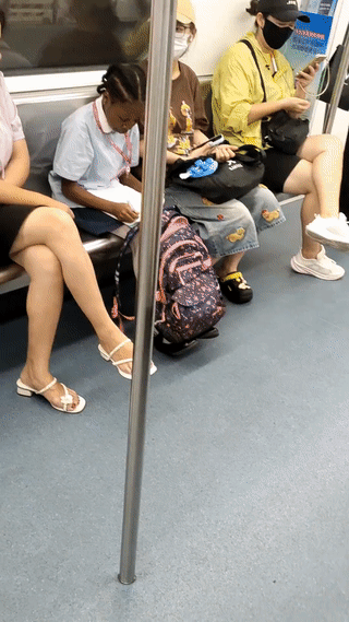 这是网友在地铁上拍到的两个双胞胎黑人小女孩。虽然她们是姐妹俩，但是在地铁上的表