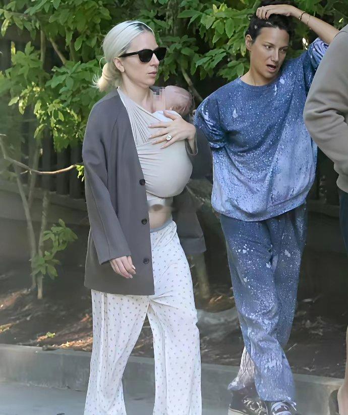 如何看待欧美女星ladygaga疑似代☁️当妈，是不是应该抵制？​​​​