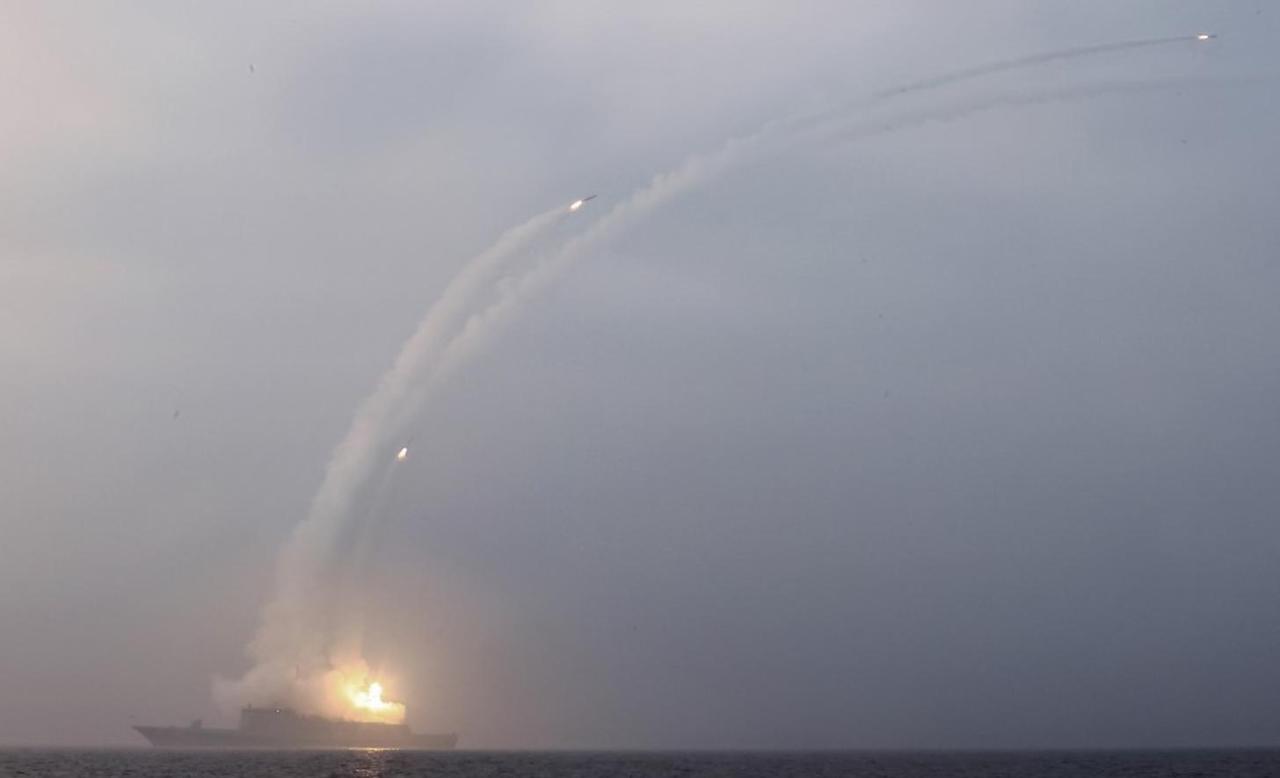 中东那边的战火已经烧了整整6天还没熄灭，东亚这边又有人突然“点炮”。 这分明